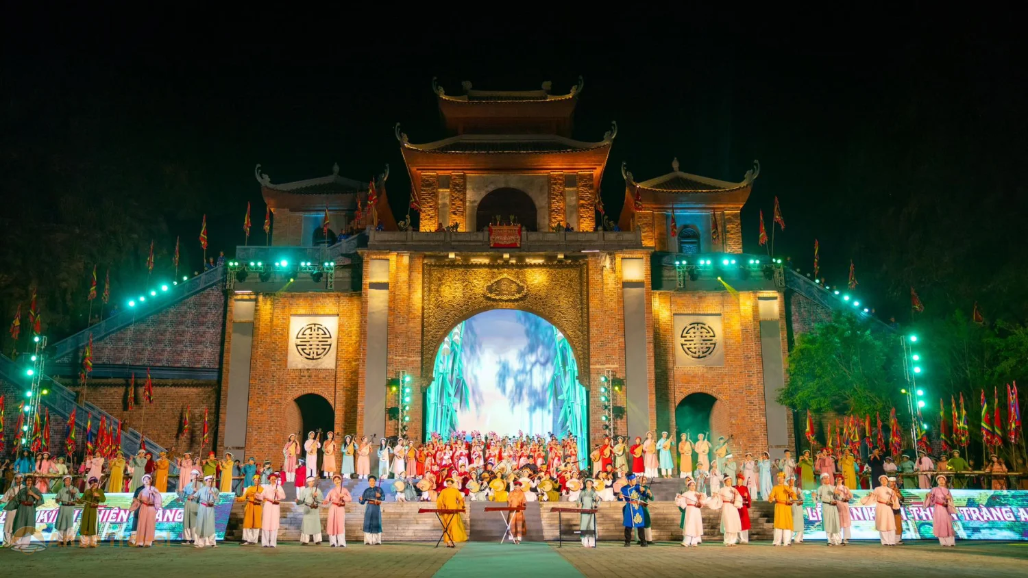 Kinh Thien Altar Festival honoring King Dinh Tien Hoang with a night performance