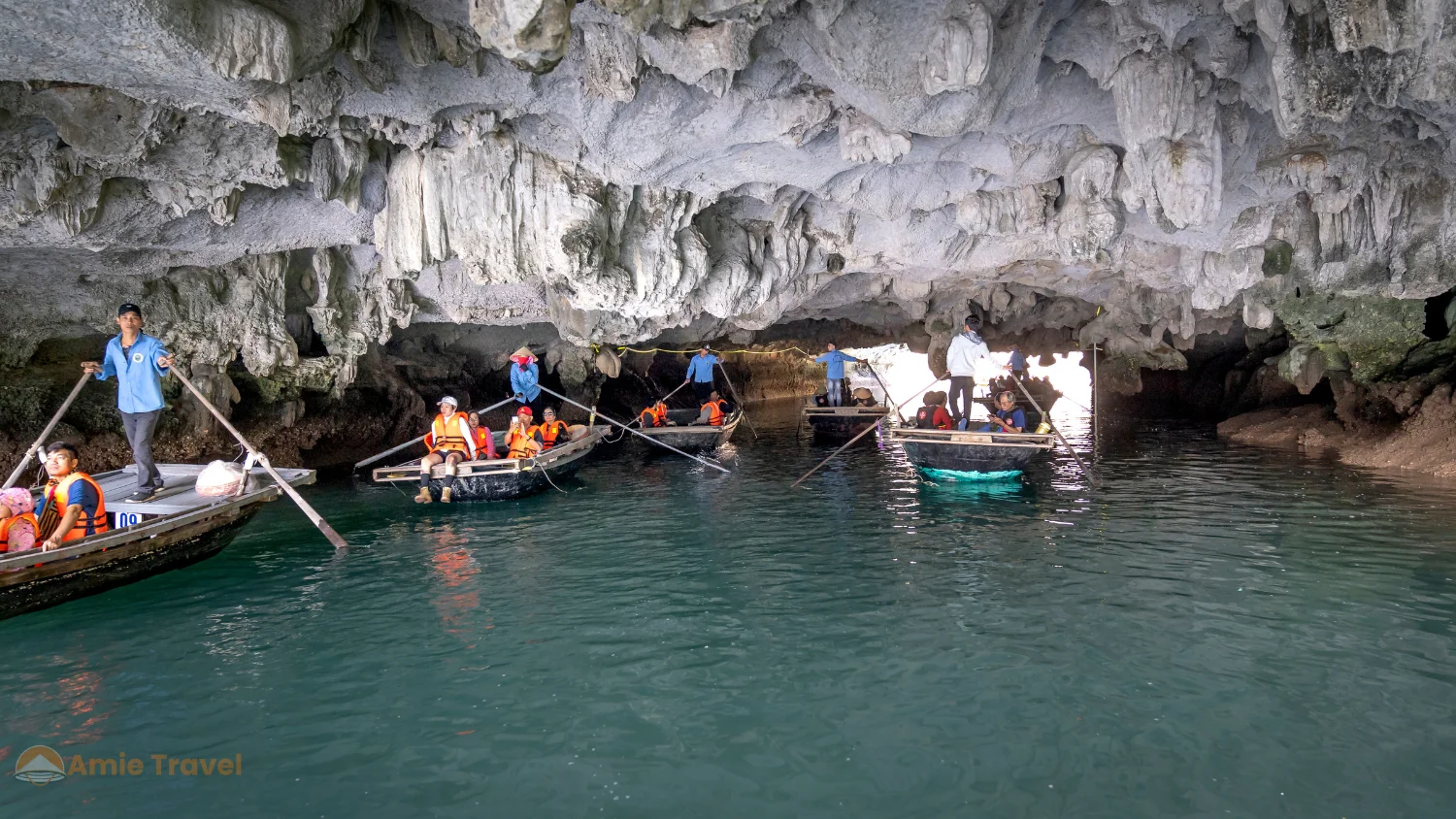 Dark Bright
Cave Lan Ha Bay shampan boat water passage
limestone cave entrance