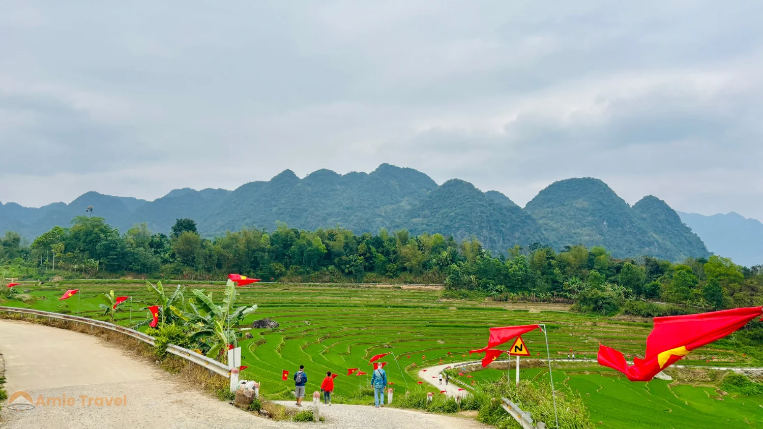 Pu Luong trekking Ban Don Kho Muong valley route narrow terrace path White Thai village morning quiet no crowds authentic